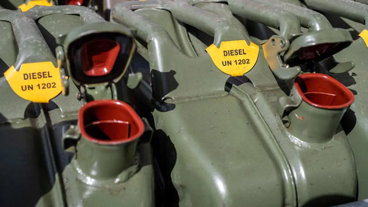 close-up van jerrycans met daarop het woord diesel. 