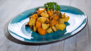 Op de linkerfoto een mooi opgemaakt bord met een gerecht dat bestaat uit onder andere aardappel en wortel. Op de rechterfoto snijdt een Paresto-keukenmedewerker een aantal lente-uitjes.