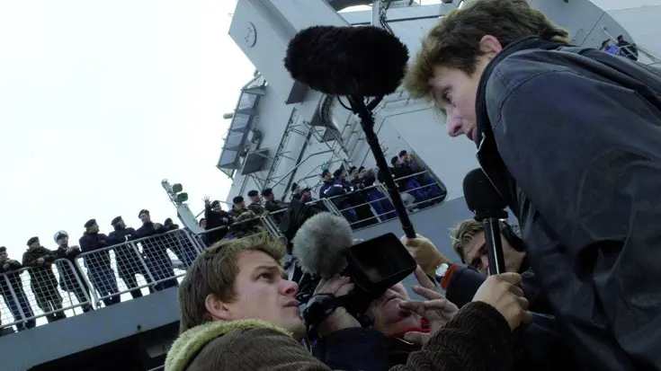 Journalist interviewt thuisfront.