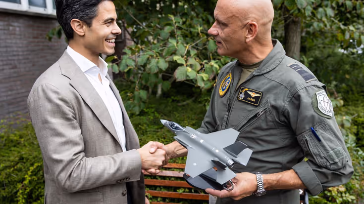 De premier krijgt een miniatuur-versie van de F-35 overhandigd.