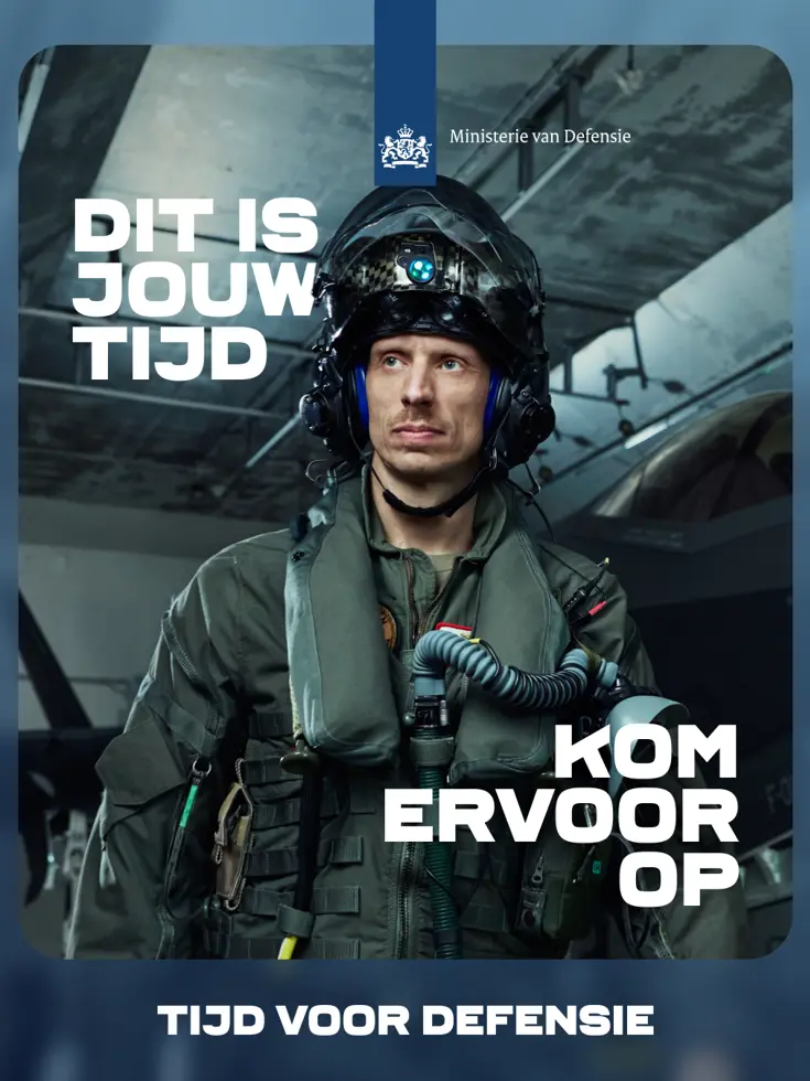 Poster van een vlieger in vliegeruitrusting met de tekst ‘Dit is jouw tijd, kom ervoor op; Tijd voor Defensie’.