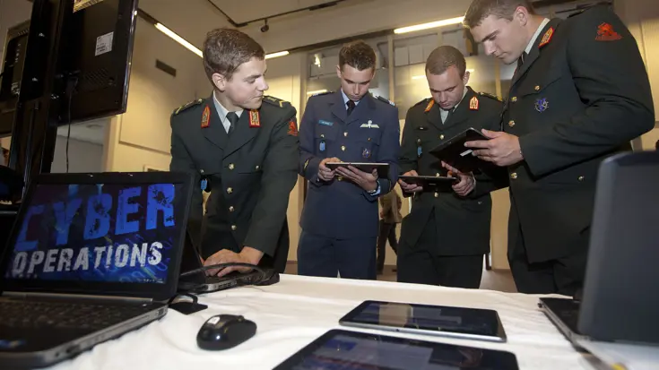 Militairen met tablets.