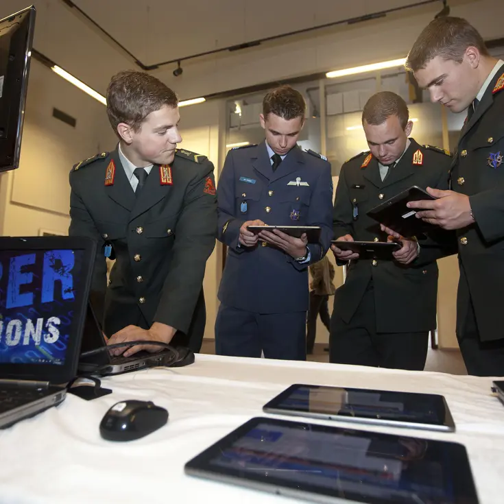 Afbeelding van militairen met tablets