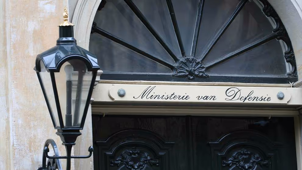 De voordeur van het gebouw van Defensie in Den Haag. 