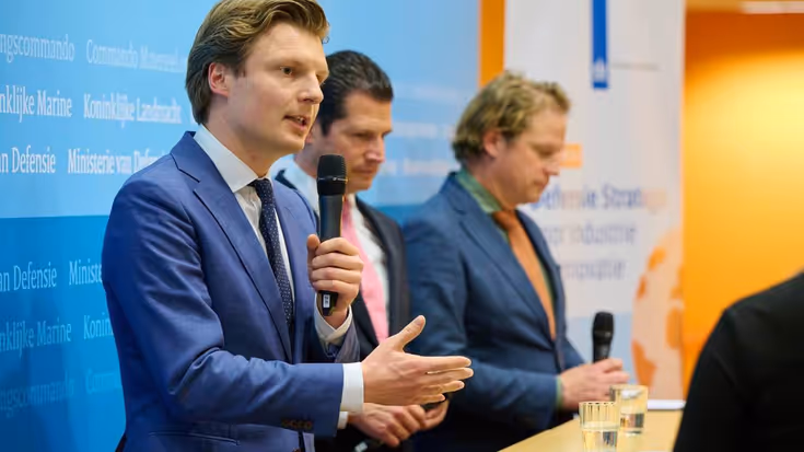 De minister licht een plan toe.