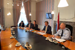 Minister Brekelmans en CDS generaal Eichelsheim tijdens de digitale vergadering.