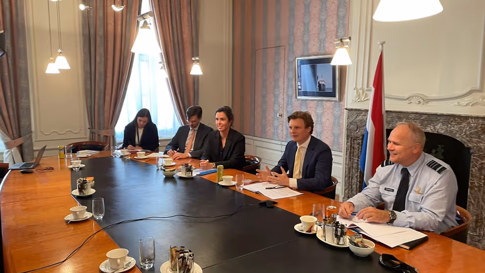 MinisterBrekelmans en CDS generaal Eichelsheim tijdens de digitale vergadering.
