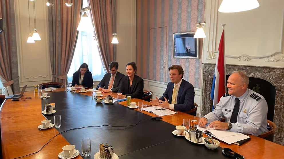 Minister Brekelmans en CDS generaal Eichelsheim tijdens de digitale vergadering.