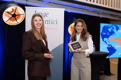 De minister met een van de jongeren. 