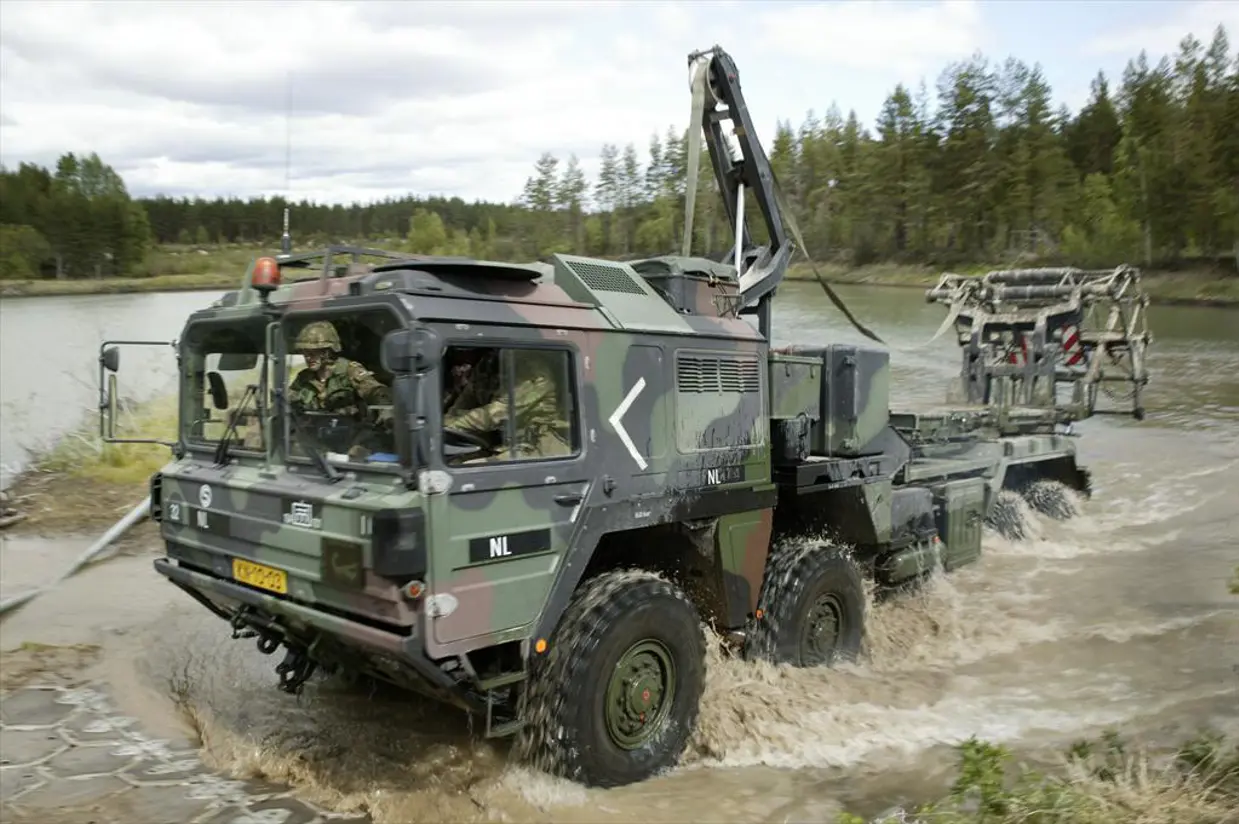 Een MLC-70-wegenmatsysteem rijdt uit het water.