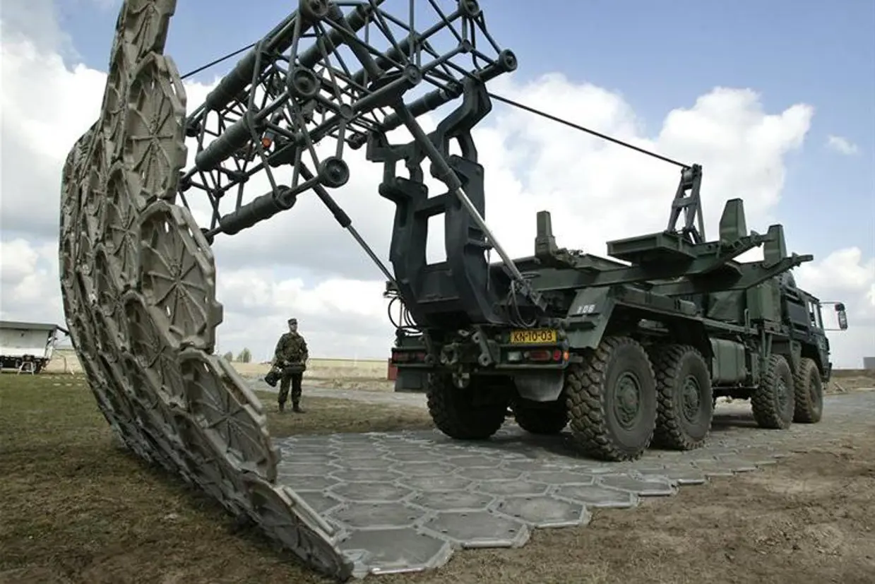 Het MLC-70-wegenmatsysteem rolt een wegenmat uit.