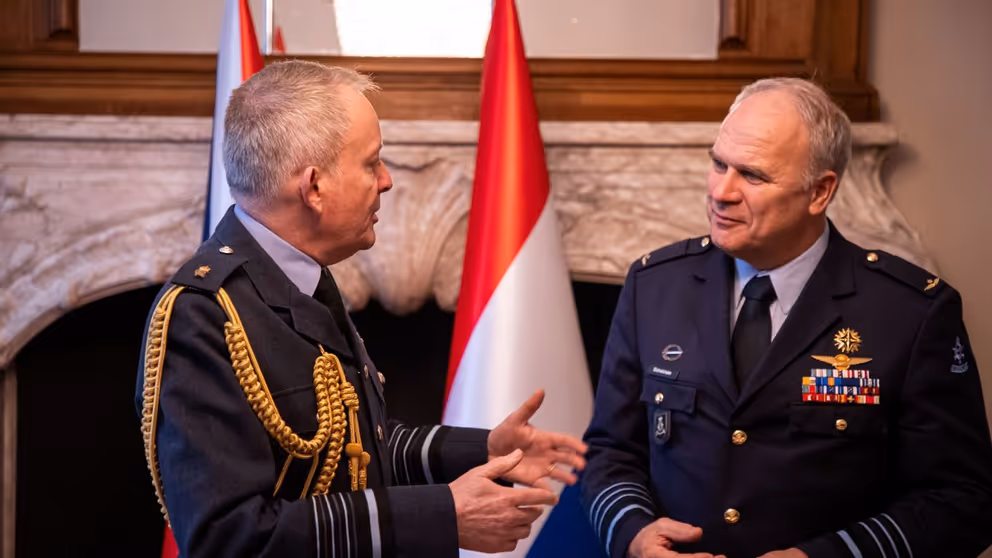 CDS Onno Eichelsheim overlegt met Chief of Defence Air Chief Marshal Sir Richard Knighton