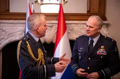 CDS Onno Eichelsheim overlegt met Chief of Defence Air Chief Marshal Sir Richard Knighton