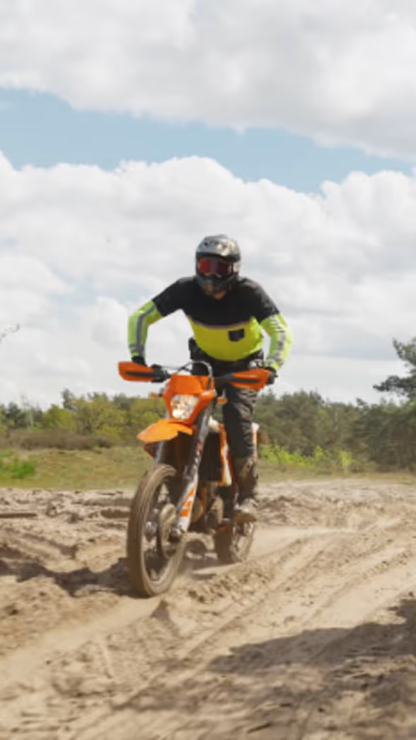 Een marechaussee met helm op een crossmotor