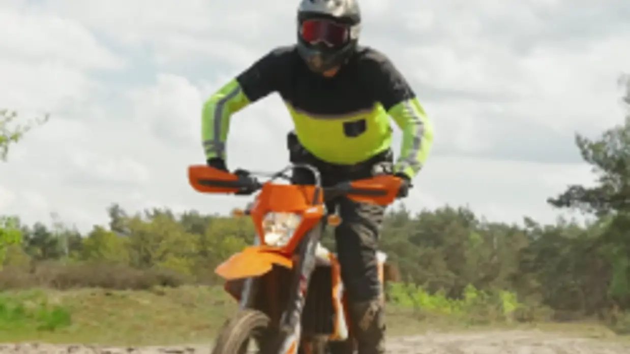 Een marechaussee met helm op een crossmotor