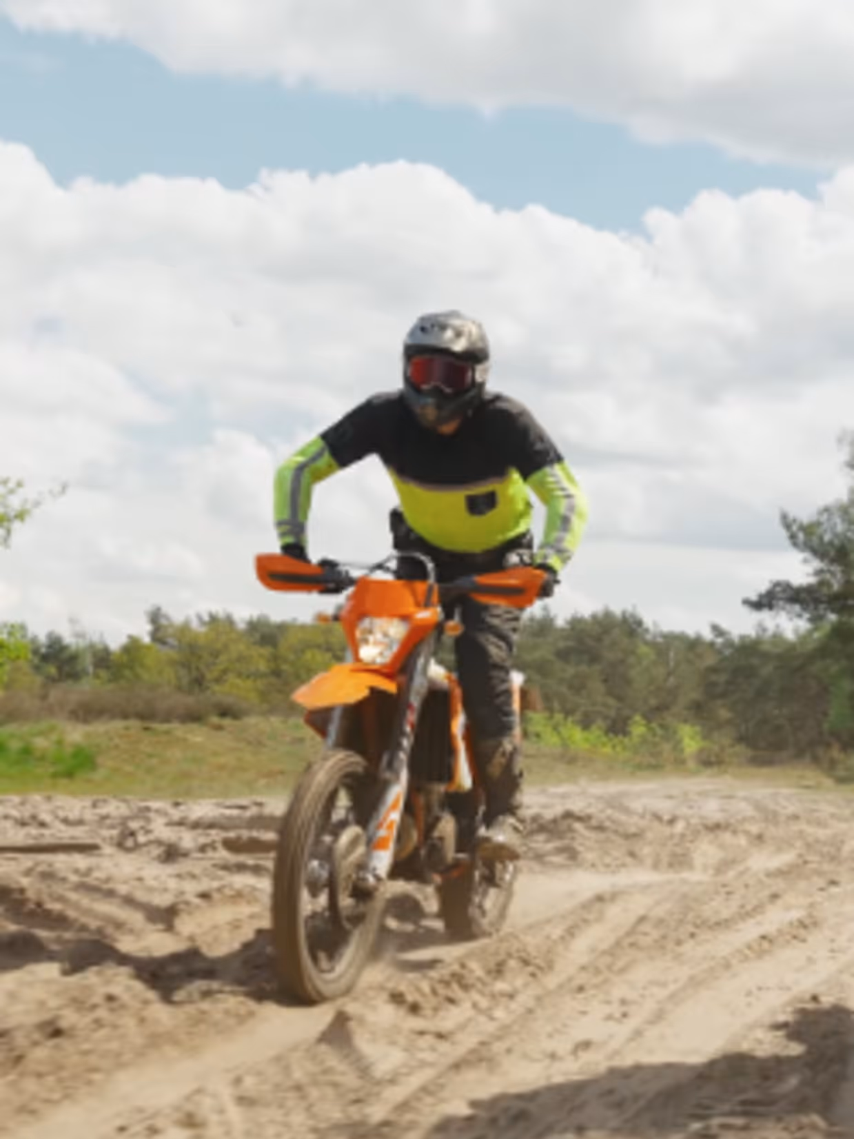 Een marechaussee met helm op een crossmotor