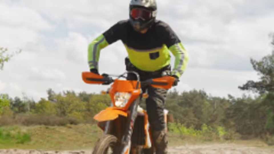 Een marechaussee met helm op een crossmotor