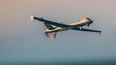 Een MQ-9 vliegend in de lucht. 