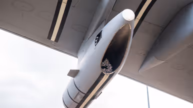 In een pod onder de vleugel van de MRTT zit de shuttle van het hose-and-droge-systeem nog net zichtbaar