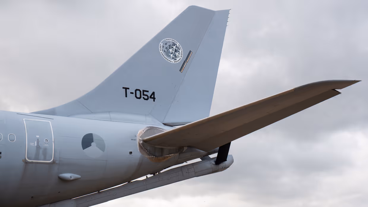 De boom, zichtbaar onder het staartstuk van de MRTT