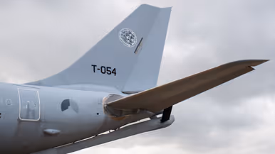 De boom, zichtbaar onder het staartstuk van de MRTT