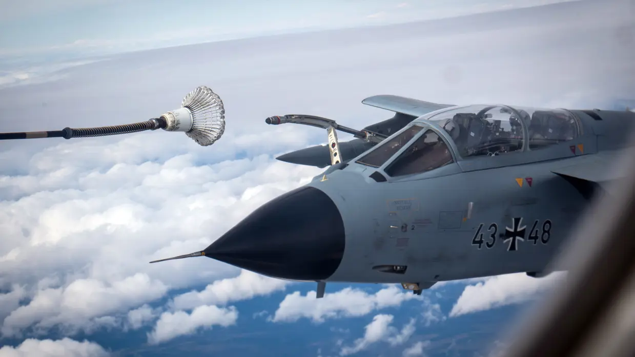 Een Duitse Tornado maakt zich klaar voor een tankbeurt middels het hose-and-drogue-systeem en vliegt vlak achter de pod, enkele momenten voor de koppeling.