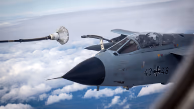 Een Duitse Tornado maakt zich klaar voor een tankbeurt middels het hose-and-drogue-systeem en vliegt vlak achter de pod, enkele momenten voor de koppeling.