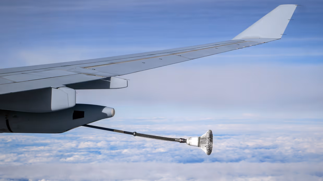 Het hose-and-drogue-systeem komt uit de vleugel van een A330 MRTT om later een gevechtsvliegtuig af te tanken.