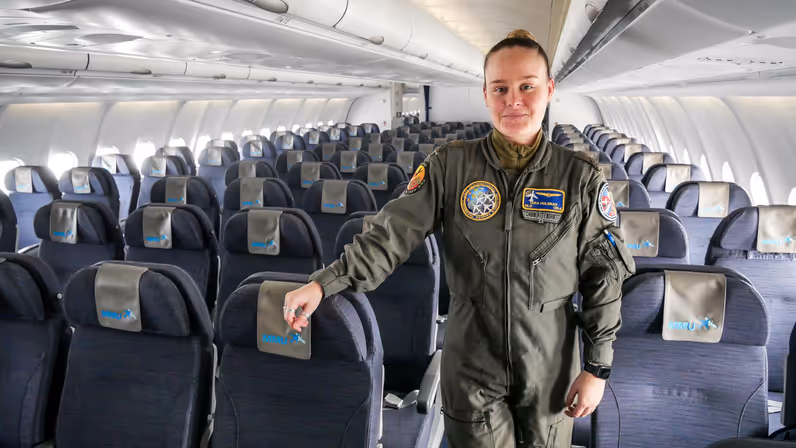 Portretfoto van sergeant Tara Hulsman in de cabine van een MRTT