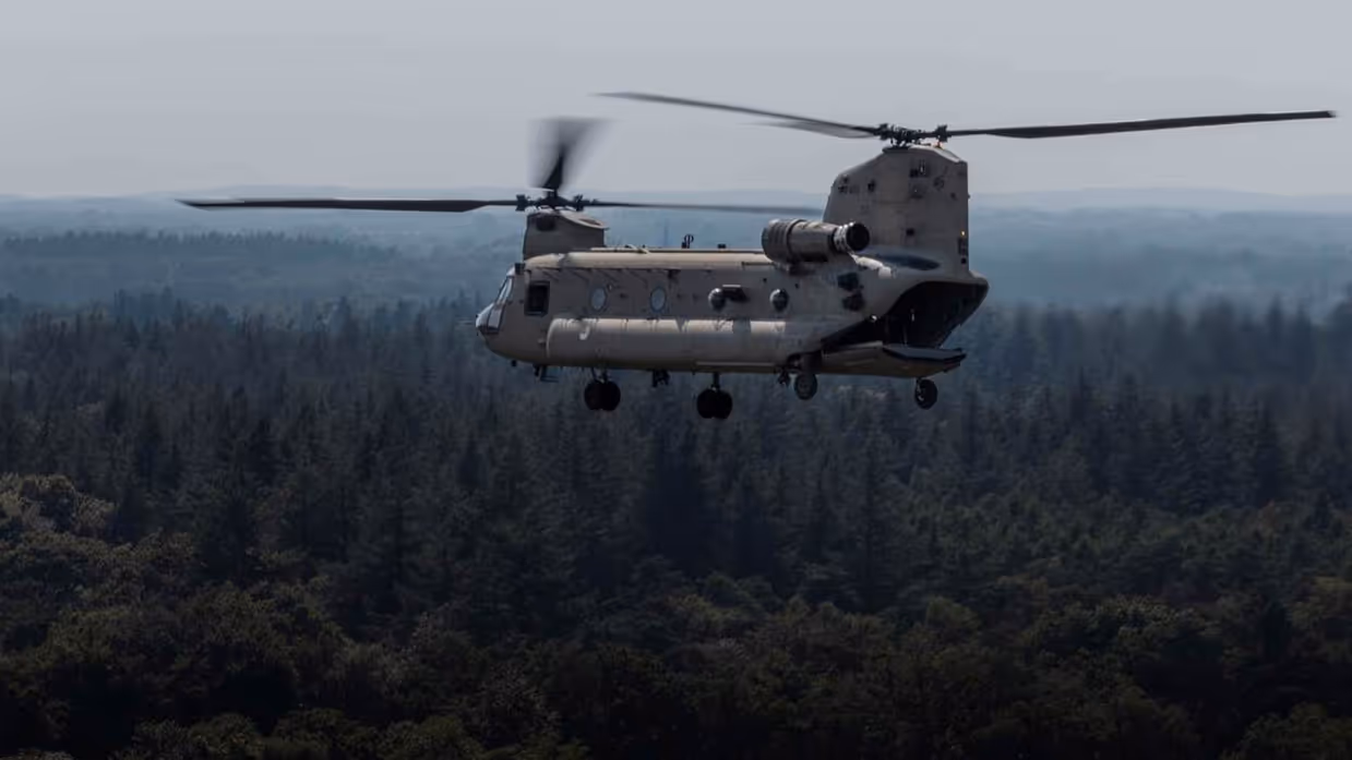 Chinook-helikopter in de lucht.