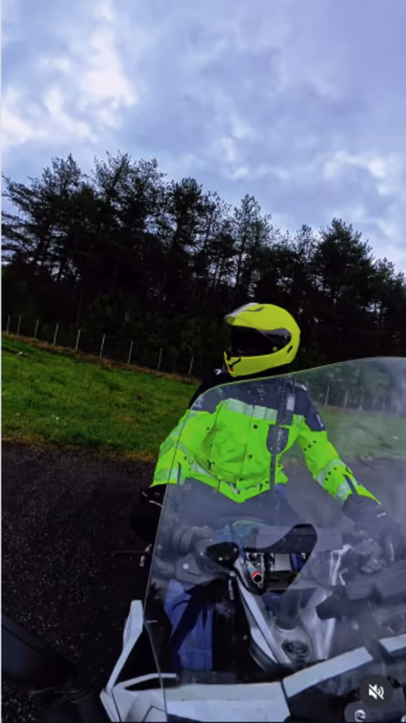 Een motorrijder van de KMar op de snelweg van voren gezien.