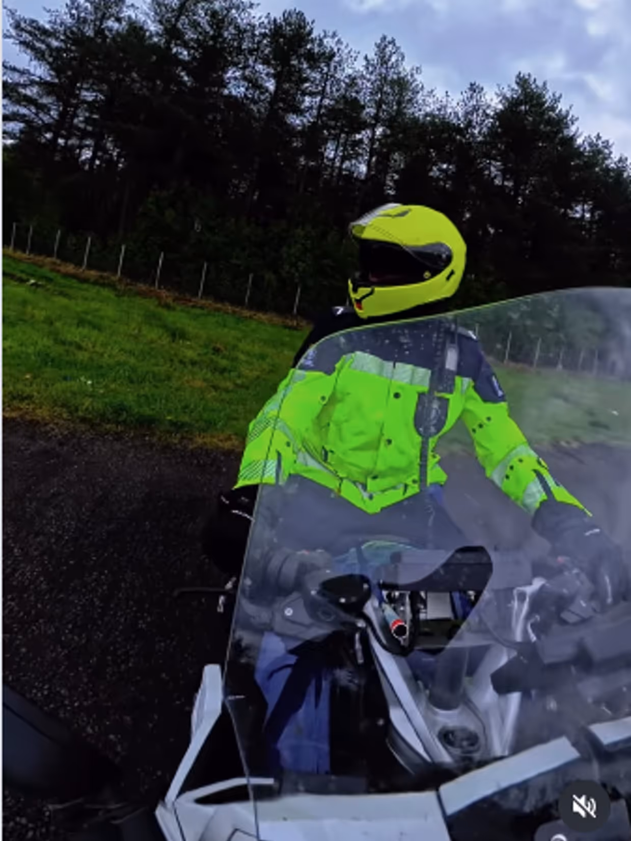 Een motorrijder van de KMar op de snelweg van voren gezien.