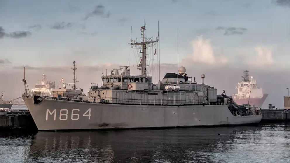 Zr.Ms. Willemstad aangemeerd
