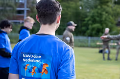 Een jongen op de rug gezien.