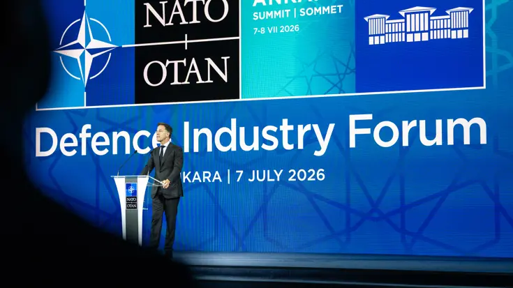 Mark Rutte achter een microfoon. Op de achtergrond een blauwe wand met de tekst ‘Defence Industry Forum’.