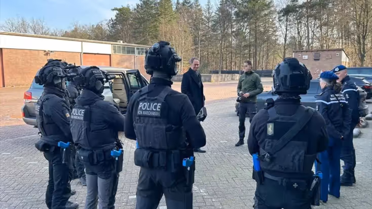 Foto van bezoek NCTV aan de Koninklijke Marechaussee.