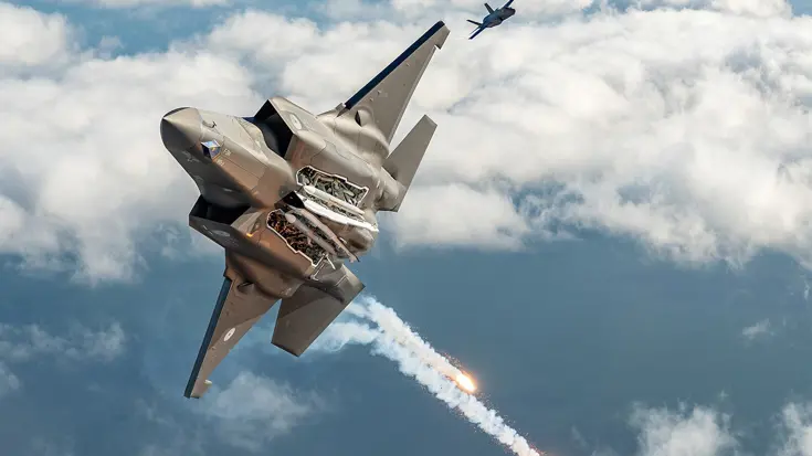 Een F-35 vliegt schuin.