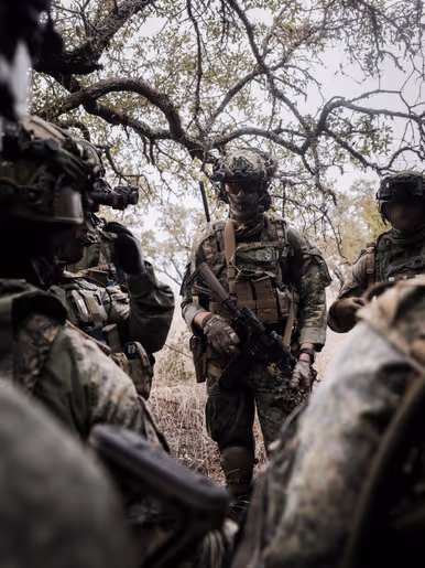 Militairen overleggen in het buitengebied.