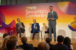 De staatssecretaris houdt een toespraak. 
