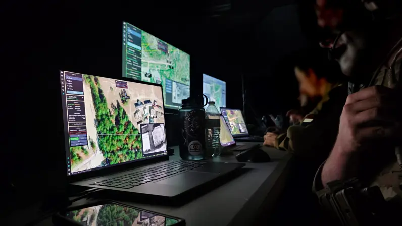 Operators kijken naar beeldschermen met live-feeds van drones. 