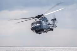 NH90 boven zee.