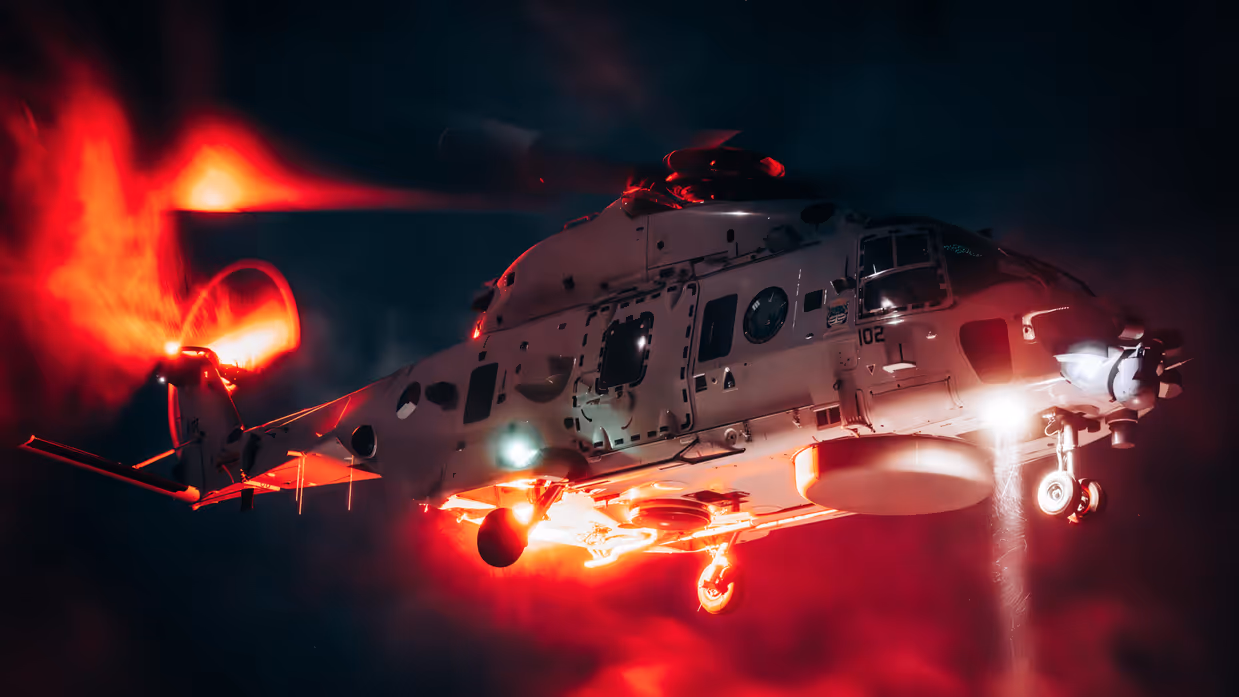 Een NH90 boordhelikopter stijgt op bij nacht.