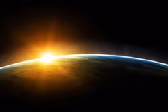 Ruimtefoto van bolling van de aarde met opkomende zon die over deel aarde schijnt.