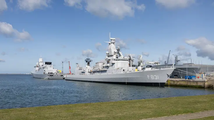 Twee fregatten liggen tegen de kade in de marinehaven.