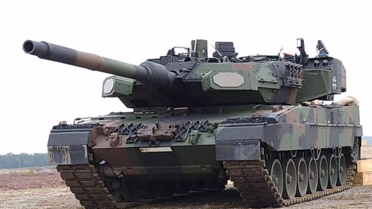 Close-up van een Leopard tank in camouflagekleuren. 