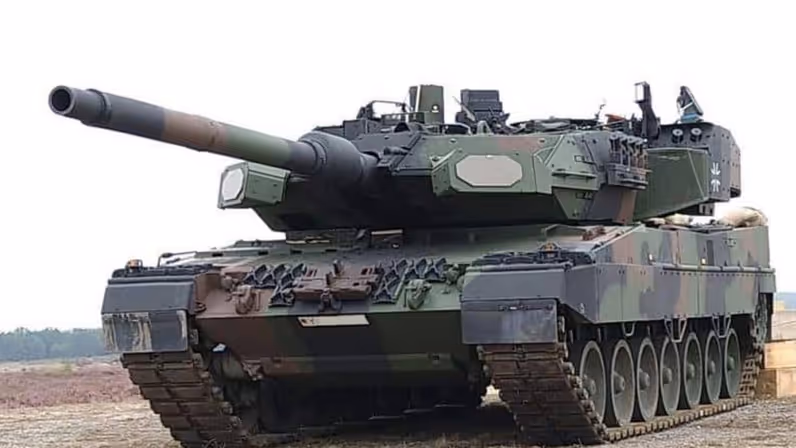 Close-up van een Leopard tank in camouflagekleuren. 