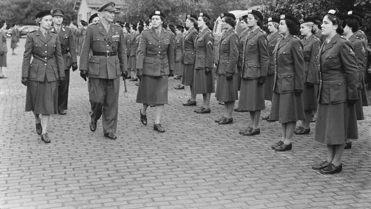 De vrouwelijke commandant inspecteert de vrouwelijke troepen.