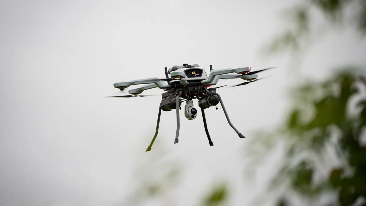 Een NOA-drone vliegt door de lucht.