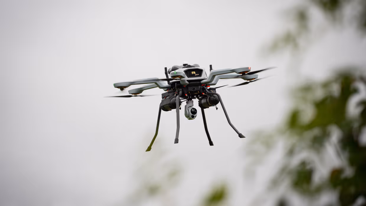 Een NOA-drone vliegt door de lucht.