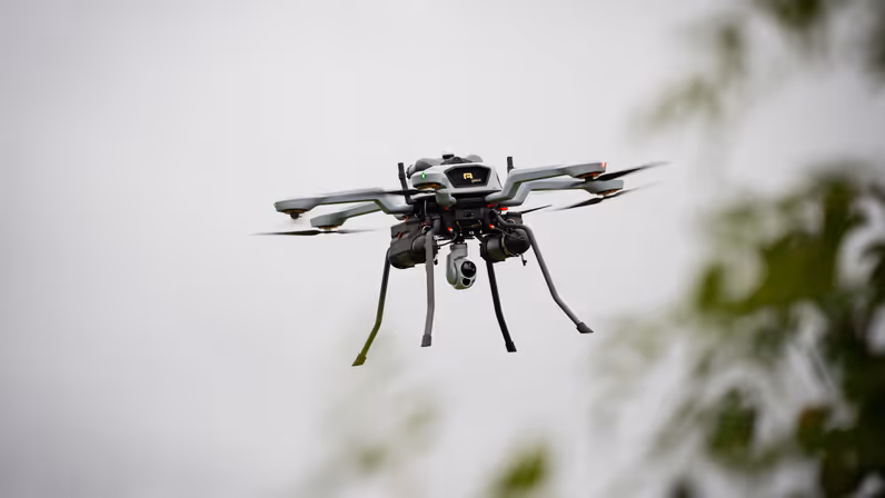 Een NOA-drone vliegt door de lucht.